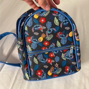 Source Unknown Kids Backpack with Blue and Red Accents